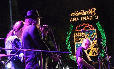 La plaza Eduardo Costa vivi&oacute; una jornada dominical a pura m&uacute;sica, artesanos y food trucks 