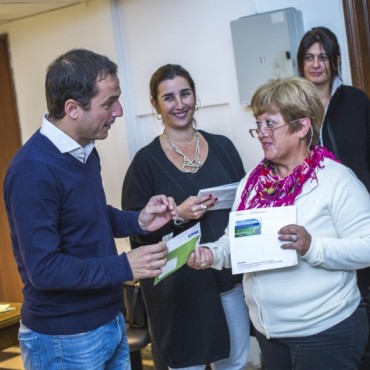 El Intendente entreg&oacute; a empleados municipales las nuevas credenciales de IOMA