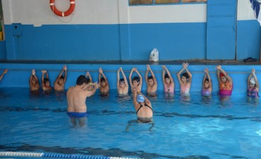 Alumnos de Los Pioneros participan del programa Nataci&oacute;n en mi escuela