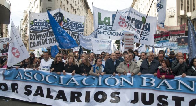 Los gremios m&aacute;s fuertes podr&iacute;an romper el techo paritario