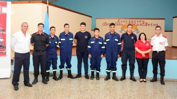 La Escuela de Cadetes  4 de Septiembre de bomberos Voluntarios de Campana se present&oacute; ante los padres y la prensa de la ciudad