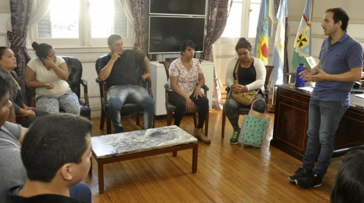 El Intendente recibi&oacute; a familias que fueron intimadas a desalojar la costanera 
