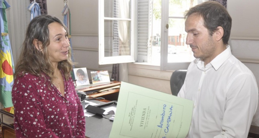 Bien de Familia: Abella entreg&oacute; inscripciones a nuevos beneficiarios