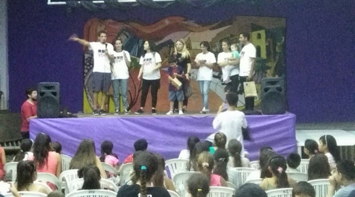 Chicos y grandes del barrio Lubo disfrutaron de un show art&iacute;stico internacional