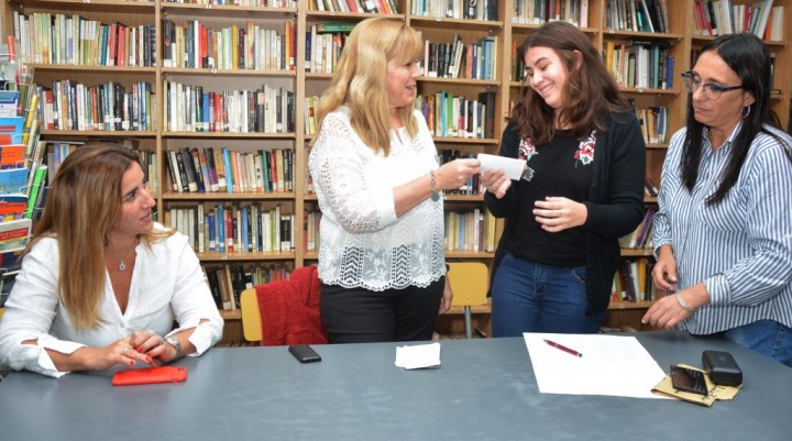 Estudiantes universitarios recibieron becas de transporte 