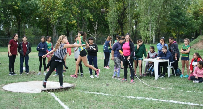 Torneo Intercolegial: m&aacute;s de 200 estudiantes compitieron en disciplinas de atletismo