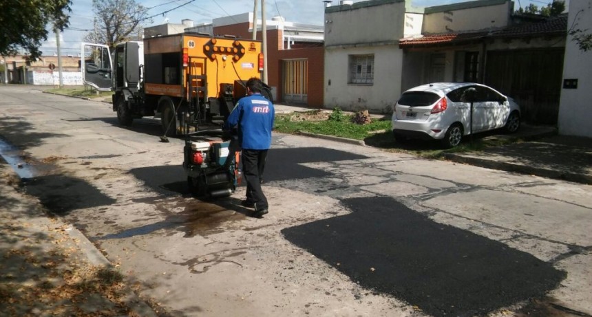 El nuevo cami&oacute;n para bacheo repara calles de la ciudad