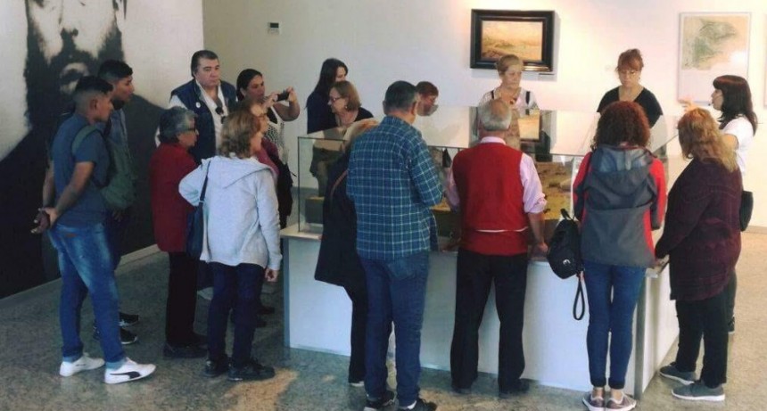 Vecinos del barrio San Jacinto visitaron el Museo Malvinas Argentinas