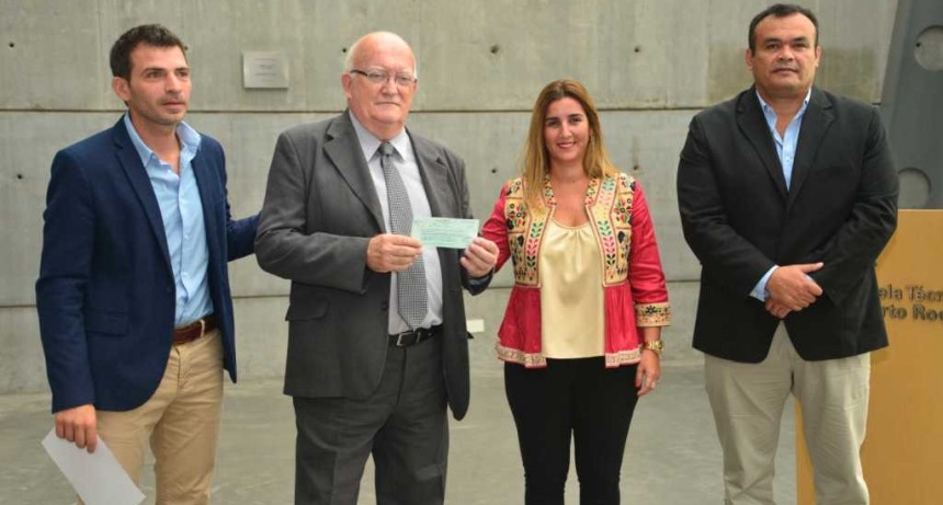 Tenaris entreg&oacute; fondos por m&aacute;s de un mill&oacute;n de pesos a siete escuelas de la regi&oacute;n para la concreci&oacute;n de diversos proyectos educativos