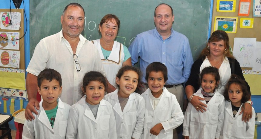 Sergio Roses visit&oacute; la escuela de la Isla Talavera