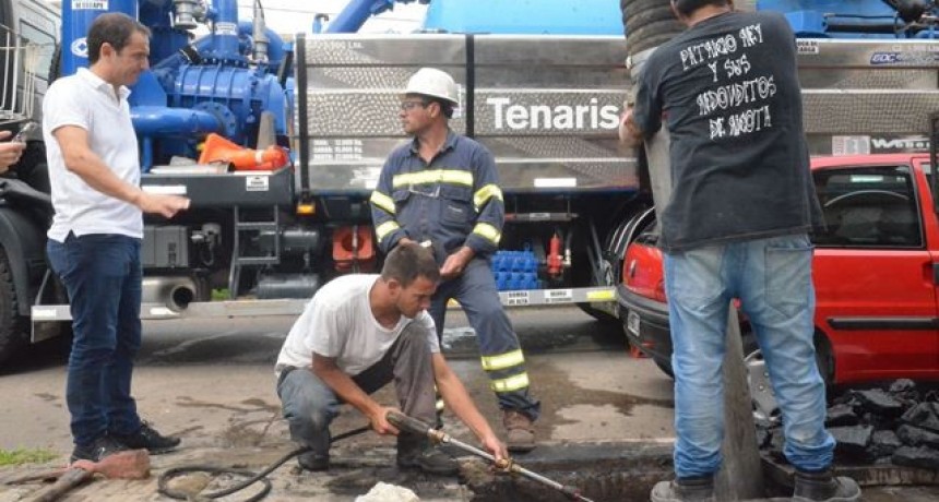 La limpieza de pluviales contin&uacute;a por el centro de la ciudad 
