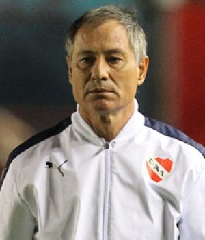 Holan no defini&oacute; el equipo de Independiente para enfrentar a San Lorenzo 