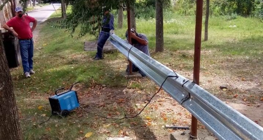 Barrio La Argentina: colocan un guardarrail en la zona de la barranca