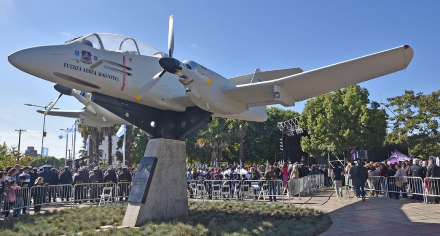 Emotiva inauguraci&oacute;n del monumento a los h&eacute;roes de Malvinas que une a todos los campanenses