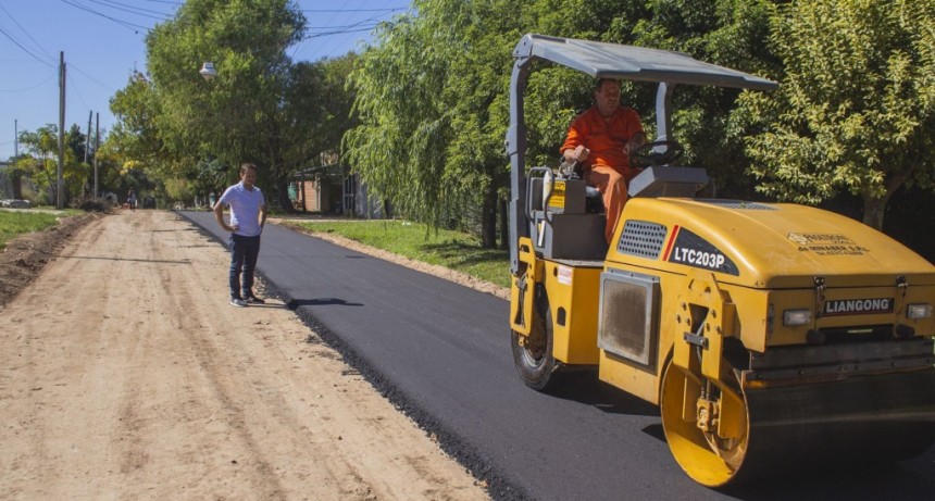 Otamendi: ahora las obras de asfalto avanzan por la calle De Pe&oacute;n