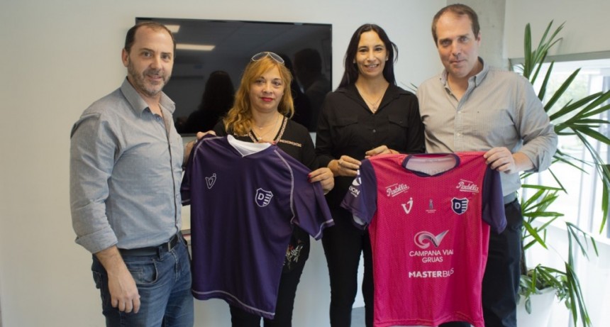 Donan camisetas de edici&oacute;n limitada a la sociedad de fomento de Villanueva