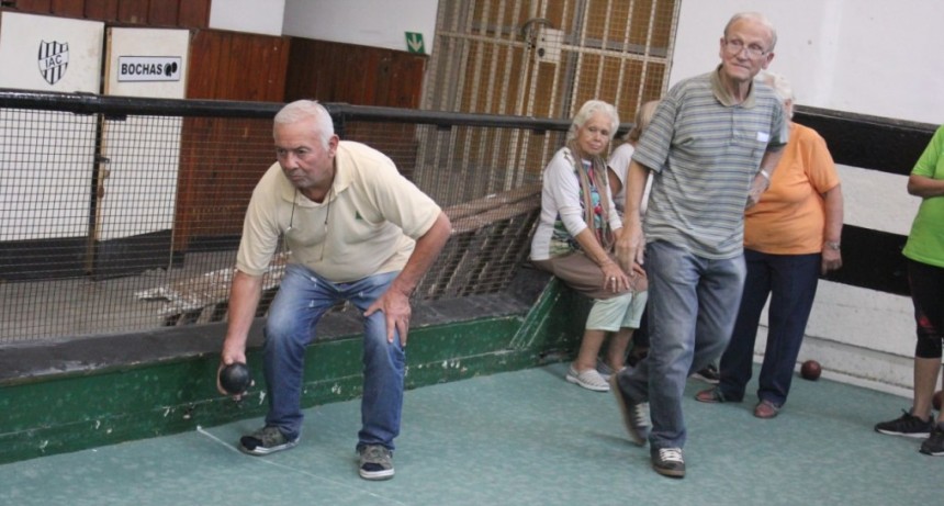 Los adultos mayores ya disfrutan de las clases gratuitas de bochas   