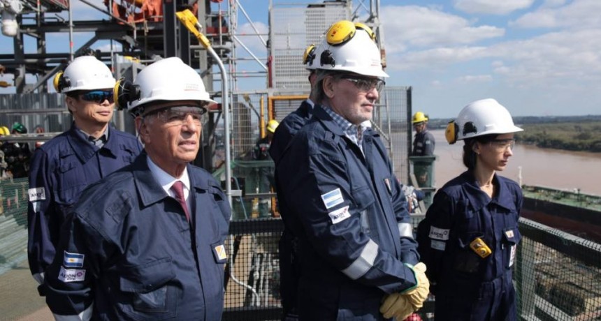 El secretario de Energ&iacute;a visit&oacute; la refiner&iacute;a de AXION energy en Campana 