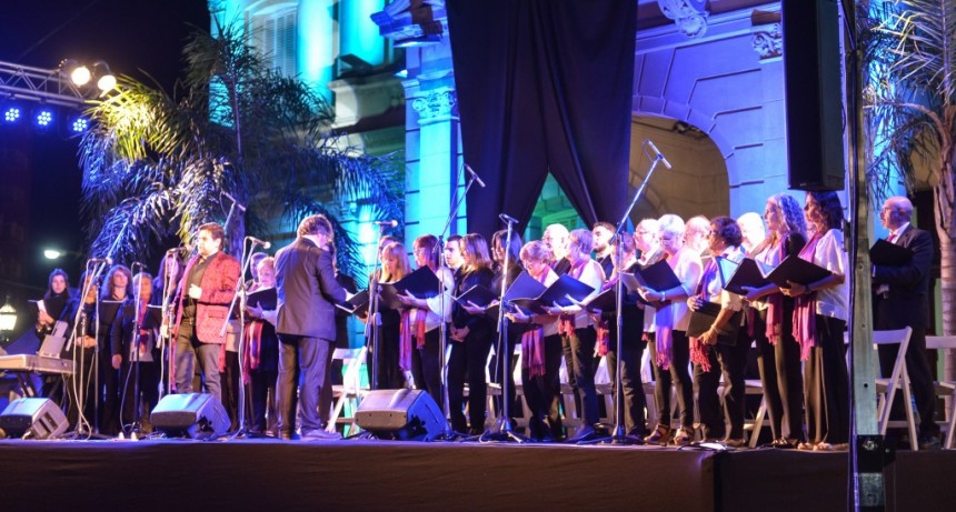 Con una Gala L&iacute;rica, el Coro Polif&oacute;nico Municipal engalan&oacute; la plaza Eduardo Costa