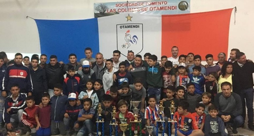 Abella acompa&ntilde;&oacute; a Otamendi F&uacute;tbol Club en la presentaci&oacute;n de su nueva camiseta   