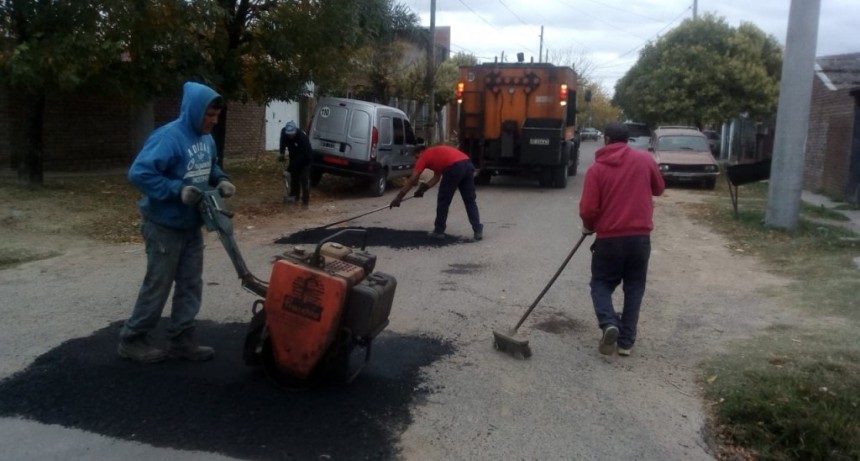 Reparan las calles de distintos barrios   