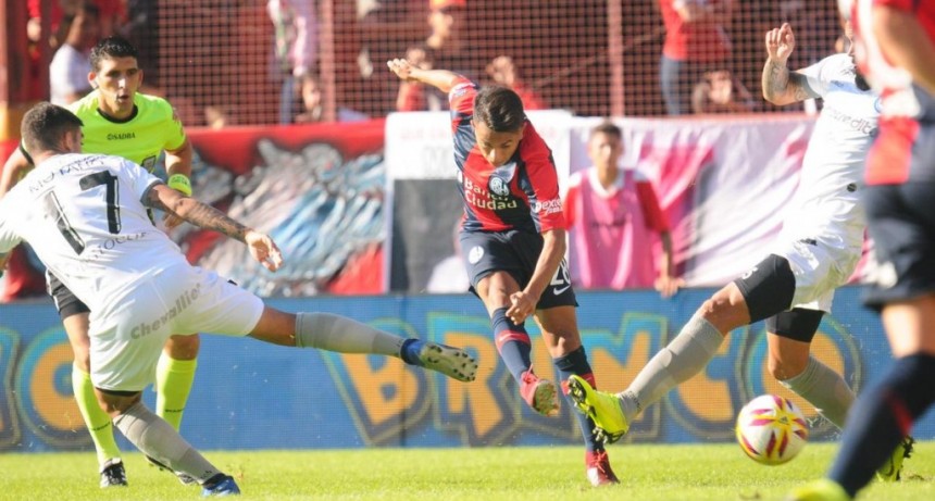 Argentinos Juniors le gan&oacute; a San Lorenzo de Almagro 1 a 0 por la ida de los octavos de final de la Copa de la Superliga