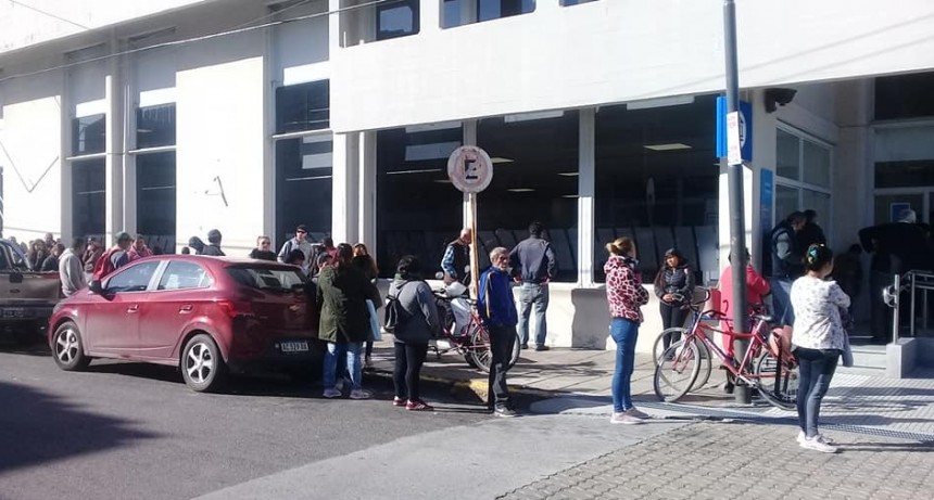 Por la apertura de los bancos hoy viernes la  Avenida Rocca permanece cerrada al tr&aacute;nsito