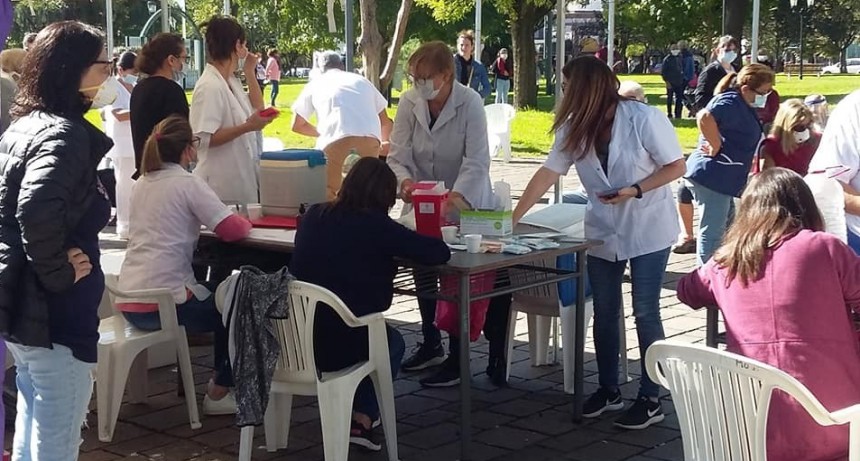 Operativo de vacunaci&oacute;n en la Plaza Doctor Eduardo Costa