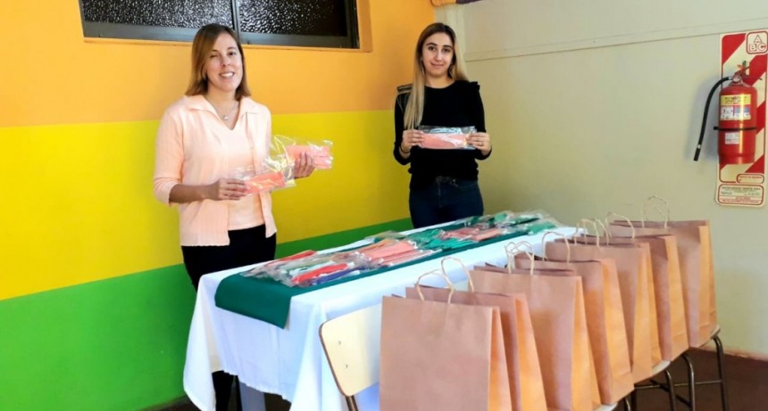 Romina Carrizo recibi&oacute; la donaci&oacute;n de m&aacute;s de 300 barbijos por parte de alumnos del Instituto del Bicentenario