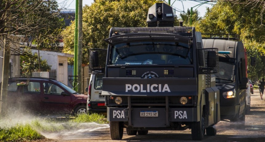 Un cami&oacute;n hidrante de la PSA realiz&oacute; importantes trabajos de desinfecci&oacute;n en barrios y casco urbano 