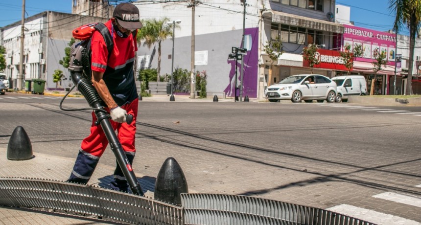 Con máquinas sopladoras, limpian las alcantarillas de la Rocca