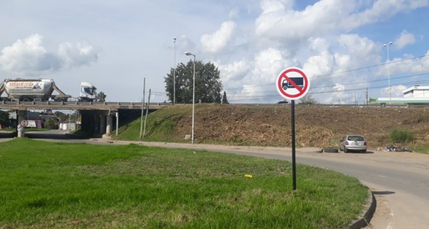 Completan los trabajos de señalización sobre la prohibición de tránsito pesado