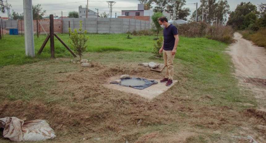 Reparan tapas de cloacas en el barrio Jardín de Los Pioneros 