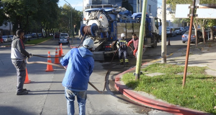 Trabajan en la limpieza de desagües y pluviales en distintos puntos de la ciudad