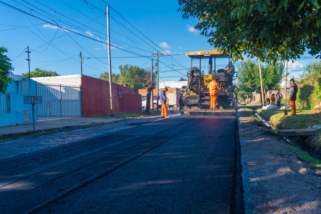 Sigue el plan de asfalto en el barrio Lubo: ahora avanza por las calles San Luis y Modarelli