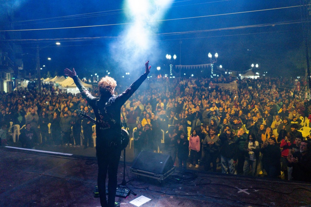 La ciudad recibió al otoño con un evento especial en la Plaza Eduardo Costa