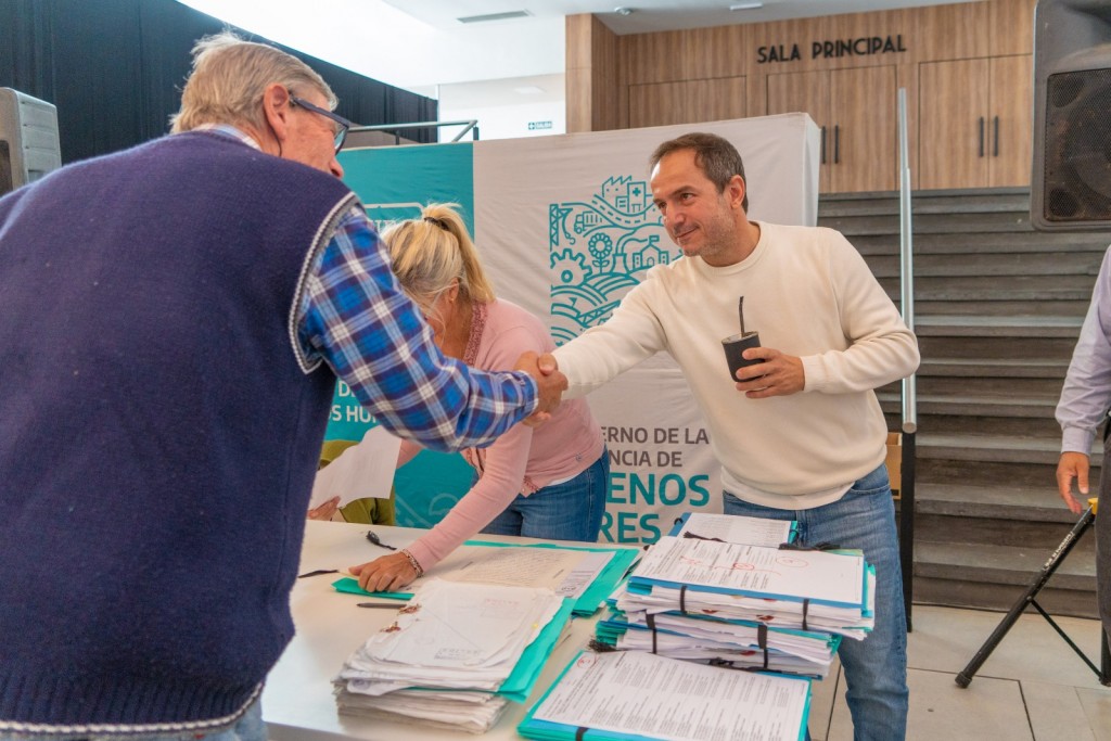 Abella encabezó la firma de casi un centenar de escrituras para vecinos de la ciudad