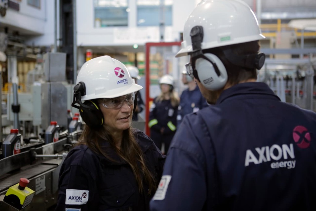 Elisa Abella visit&oacute; la refiner&iacute;a de Axion energy