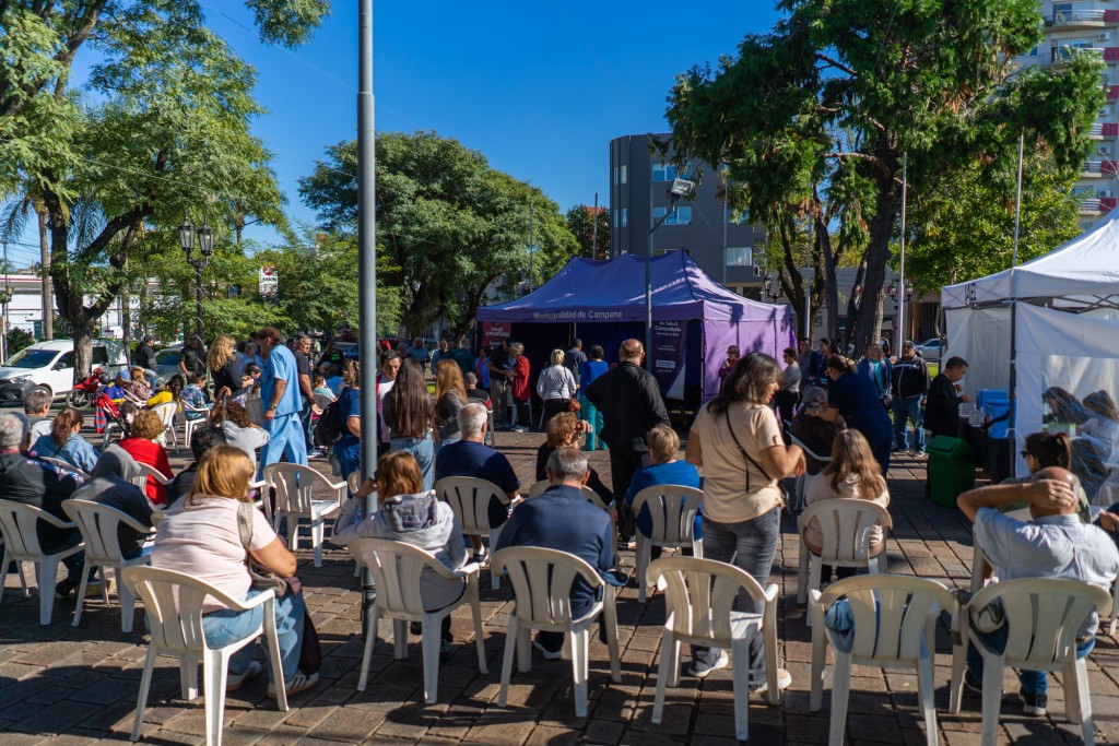 M&aacute;s de 600 personas se vacunaron contra la gripe en la Plaza Eduardo Costa