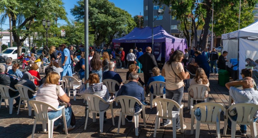 M&aacute;s de 600 personas se vacunaron contra la gripe en la Plaza Eduardo Costa