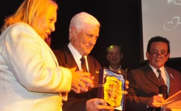 UNA NOCHE INOLVIDABLE SE VIVIO EN EL TEATRO PEDRO BARBERO