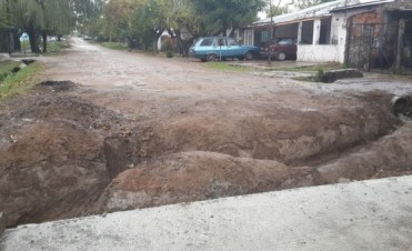 Bajo la lluvia, Cazador reclam&oacute; por la reapertura de la calle Granaderos en Villanueva