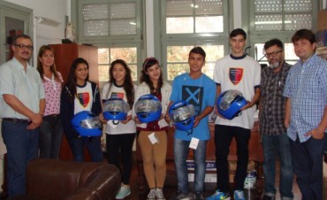 El concejal Trujillo gestion&oacute; la entrega de cascos a j&oacute;venes de nuestra ciudad.