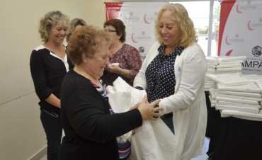 La Intendente entreg&oacute; cientos de s&aacute;banas al Hospital Municipal y el Hogar de Ancianos