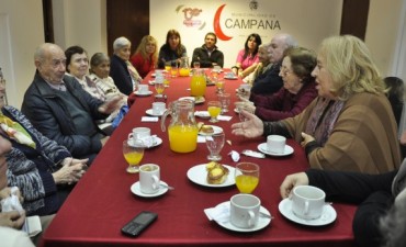 La Intendente Municipal Giroldi comparti&oacute; un desayuno con Adultos Mayores
