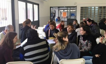 Padres y docentes reflexionaron sobre el rol de los adultos en la problem&aacute;tica adolescente