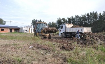 Limpian un terreno bald&iacute;o en el barrio Don Francisco