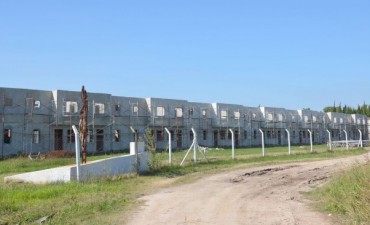 El Intendente decidi&oacute; rescindir el contrato de la empresa constructora de las 104 viviendas de la UOM 