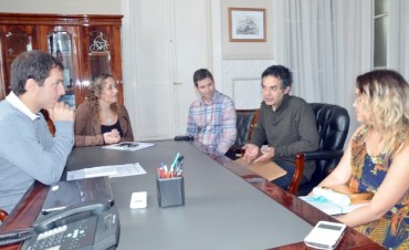 Abella recibi&oacute; a artistas locales premiados en importante concurso  