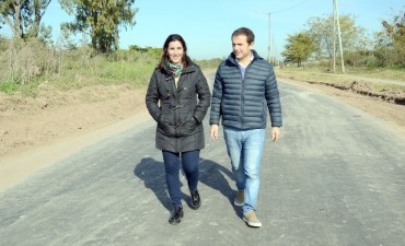 Abella recorri&oacute; la obra de asfalto de acceso a Las Praderas y anunci&oacute; nuevos trabajos